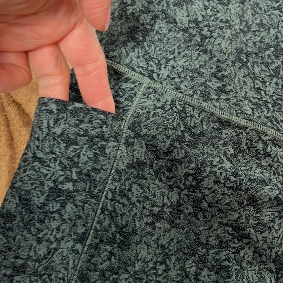 Athleta Salutation Stash Pocket II 7/8 Tight Green Leggings - Size Medium - Picture 5 of 7